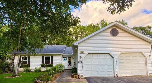 Photo of 904 Honey Bear Ln, Waupaca, WI 54981