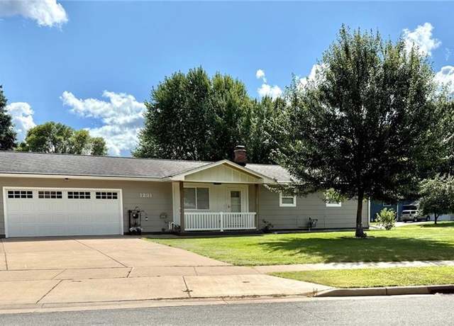 Property at 1231 Maleda Dr, Eau Claire, WI 54703, 2 beds, 3 baths