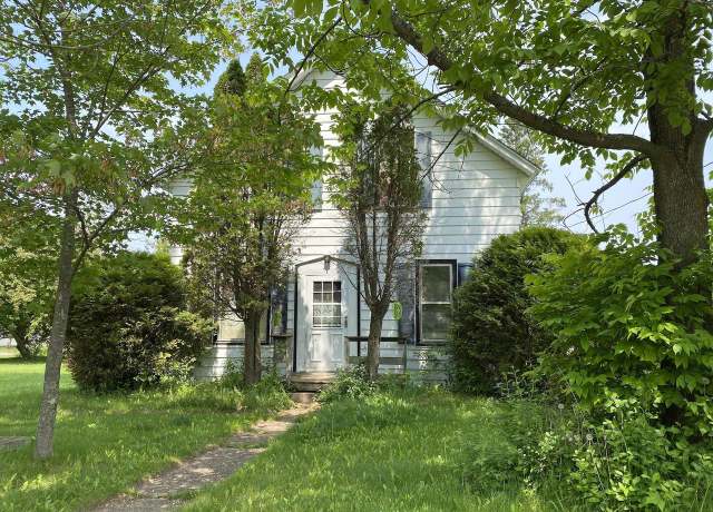 Property at 2703 Main St E, Ashland, WI 54806, 3 beds, 1.5 baths