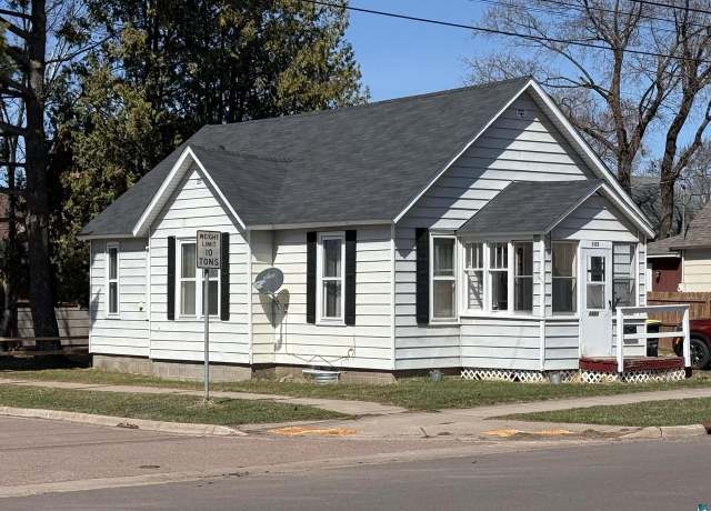 Property at 1123 6th St W, Ashland, WI 54806, 3 beds, 1 bath