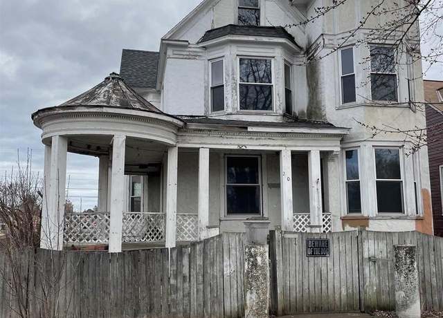 Property at 2002 Banks Ave, Superior, WI 54880, 4 beds, 1.5 baths