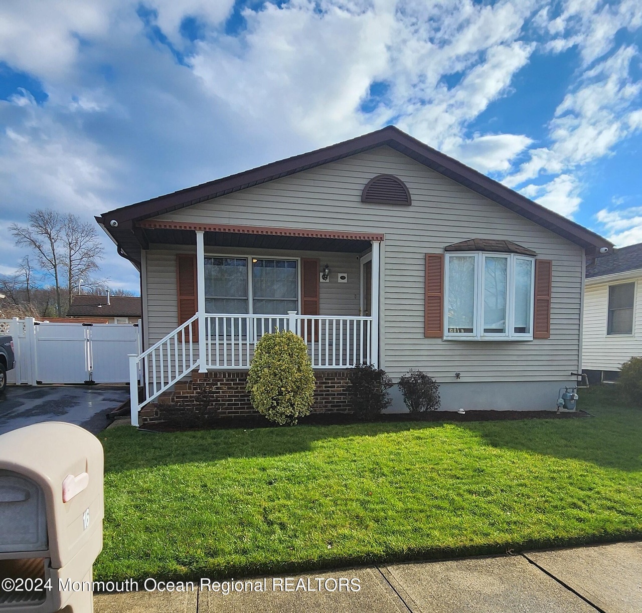 16 Pine Tree Ln, Manalapan, NJ 07726