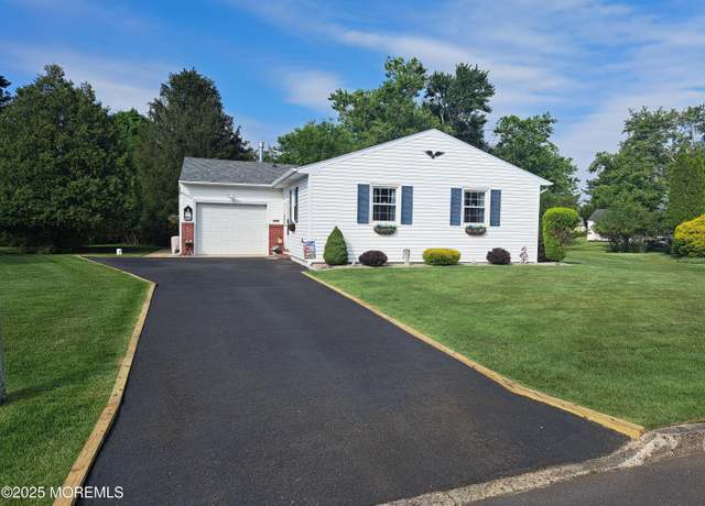 Property at 3 York Ct, Toms River, NJ 08757, 2 beds, 1.5 baths