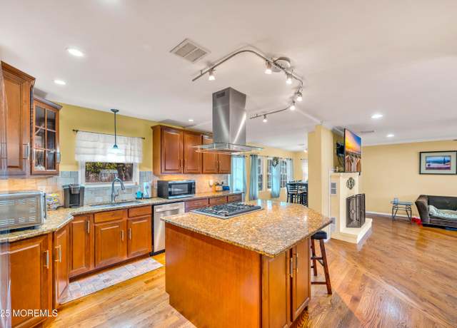 Property at 243 Toms River Rd, Jackson, NJ 08527, 4 beds, 3 baths