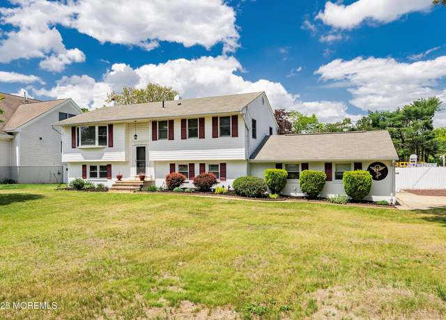Property at 570 Forest Hills Pkwy, Bayville, NJ 08721, 4 beds, 2.5 baths