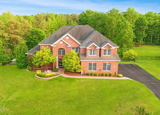 Property at 15 Lakeside Dr, Jackson, NJ 08527, 4 beds, 3.5 baths