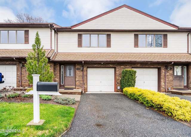 Property at 7 Staal Ln, Lodi, NJ 07644, 2 beds, 2.5 baths