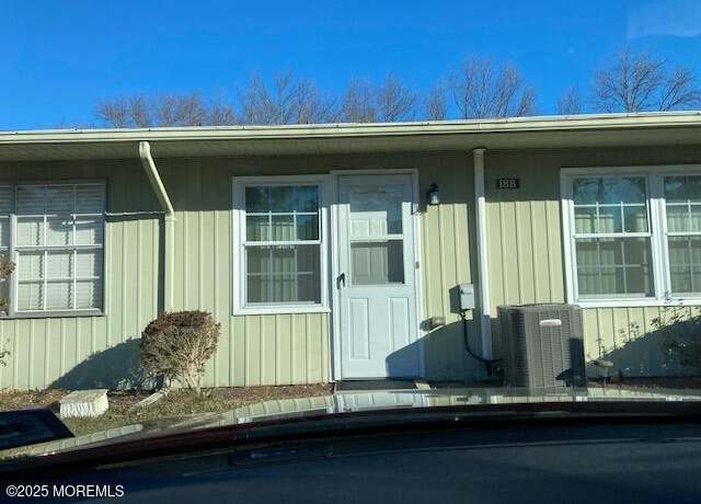 Property at 18B Yorkshire Ct, Manchester, NJ 08759, 2 beds, 1 bath