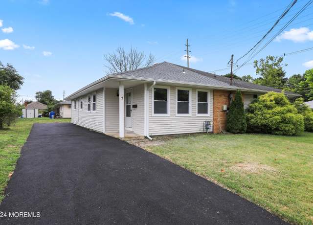 Property at 7 Saint Moritz Pl, Toms River, NJ 08753, 2 beds, 1 bath