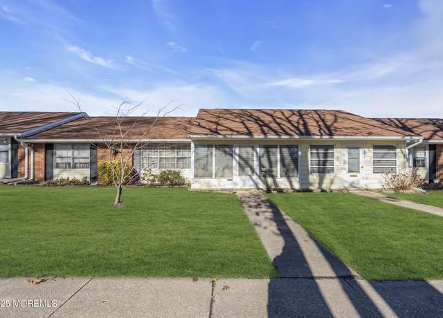 Property at 387C Chatham Ct, Lakewood, NJ 08701, 2 beds, 1 bath