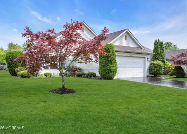 Property at 31 Oakmont Rd, Lakewood, NJ 08701, 2 beds, 2 baths