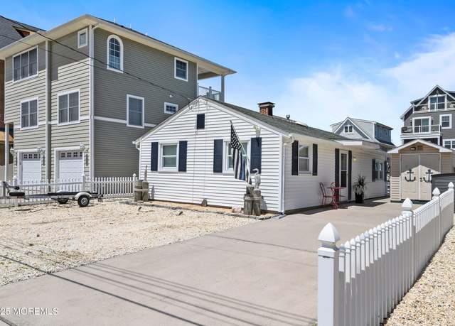Property at 225 Rosewood Dr, Bayville, NJ 08721, 2 beds, 1 bath