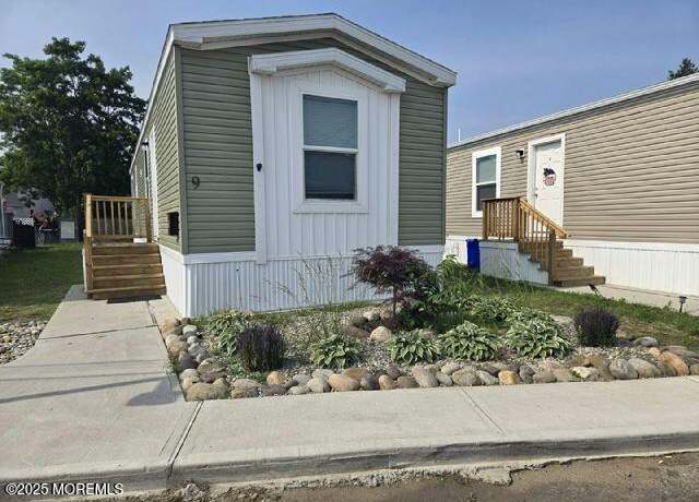 Property at 9 Mary Ann Ct, Hazlet, NJ 07734, 2 beds, 1 bath