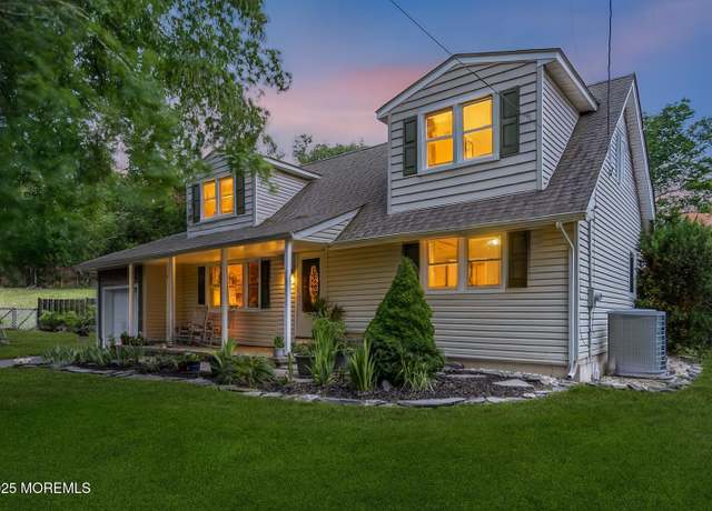 Property at 4 Dauphin Ct, Toms River, NJ 08753, 4 beds, 2 baths