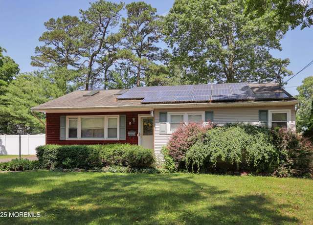 Property at 8 N Cherokee Ln, Brick, NJ 08724, 3 beds, 2 baths