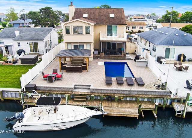 Property at 6 Jamaica Ave, Toms River, NJ 08753, 3 beds, 2.5 baths