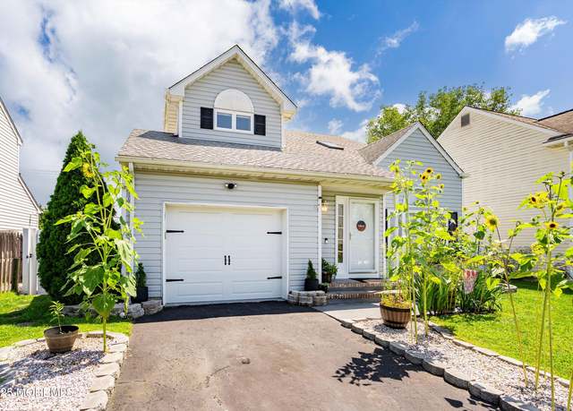 Property at 43 Red Maple Dr, Brick, NJ 08724, 3 beds, 1.5 baths