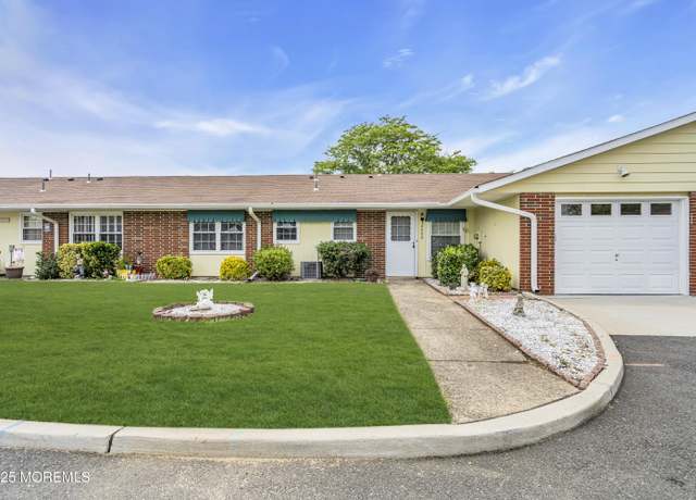 Property at 288 E Malvern Ct Unit B, Lakewood, NJ 08701, 2 beds, 2 baths