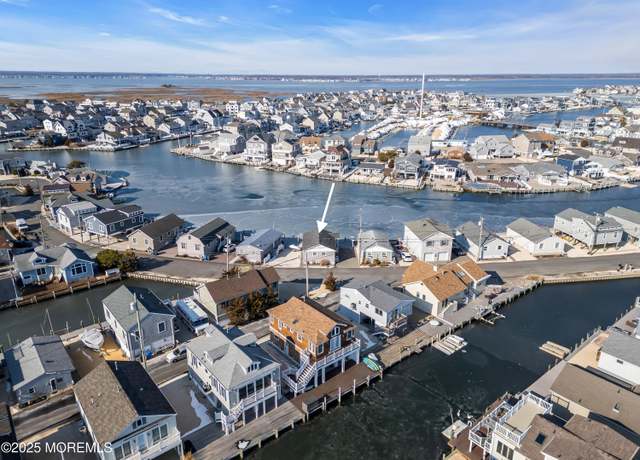 Property at 220 W Bayview Dr, Lavallette, NJ 08735, 3 beds, 1.5 baths