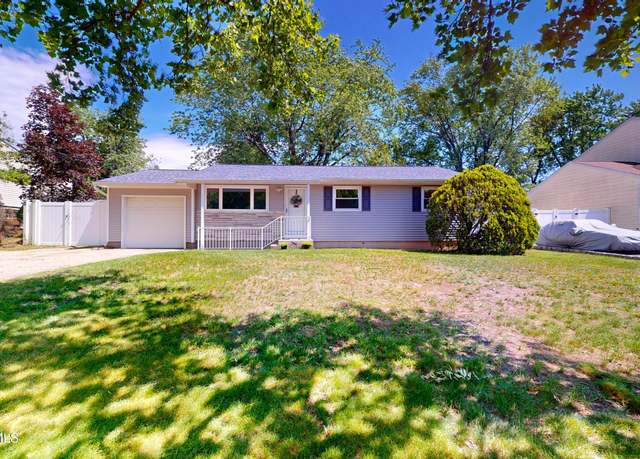 Property at 18 Forest Valley Dr, Toms River, NJ 08755, 3 beds, 2 baths