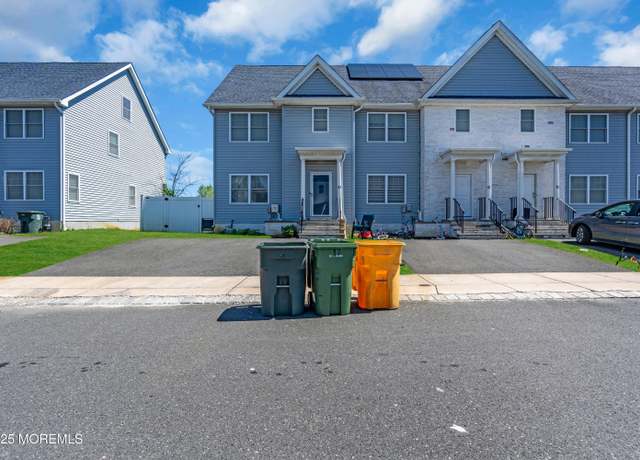 Property at 21 Sea Point Dr, Lakewood, NJ 08701, 3 beds, 3.5 baths