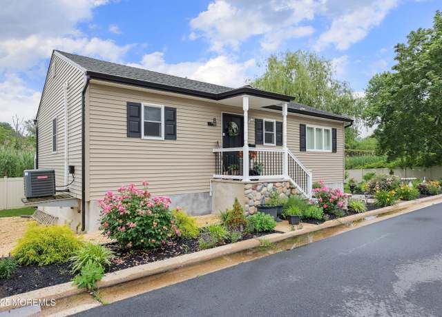 Property at 8 Clement Ln, Leonardo, NJ 07737, 3 beds, 1 bath