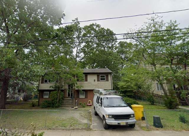 Property at 32 13th St E, Lakewood, NJ 08701, 5 beds, 4 baths