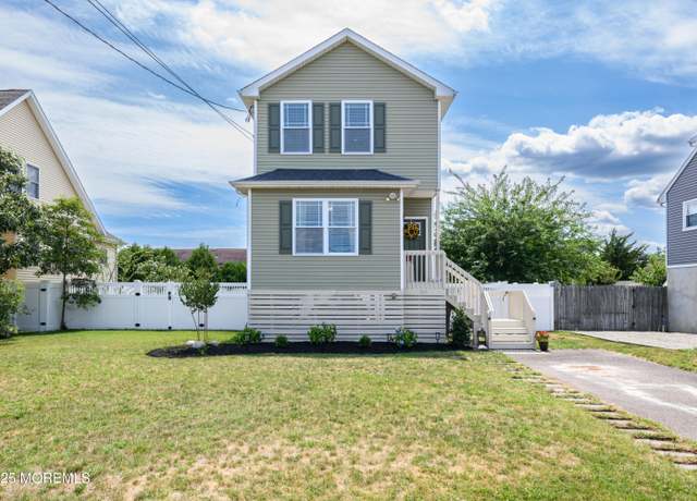 Property at 201 Riviera Dr, Toms River, NJ 08753, 2 beds, 1.5 baths