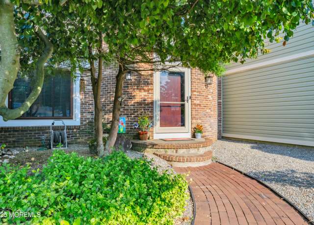 Property at 453 Sloping Hill Ct, Brick, NJ 08723, 5 beds, 2.5 baths
