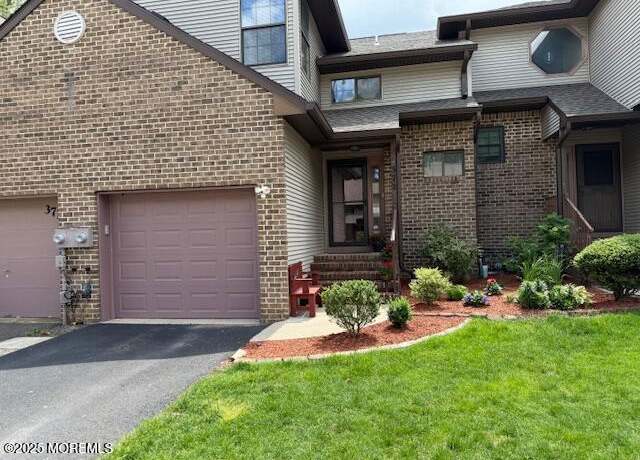 Property at 372 Oak Knoll Dr, Manalapan, NJ 07726, 3 beds, 2.5 baths