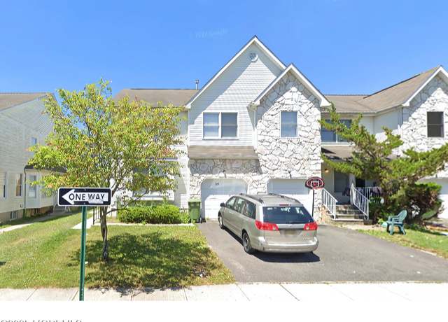 Property at 69 N Crest Pl, Lakewood, NJ 08701, 5 beds, 2.5 baths