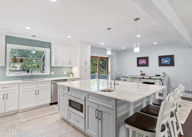 Property at 5 Maplecrest Ct, Toms River, NJ 08753, 4 beds, 3 baths