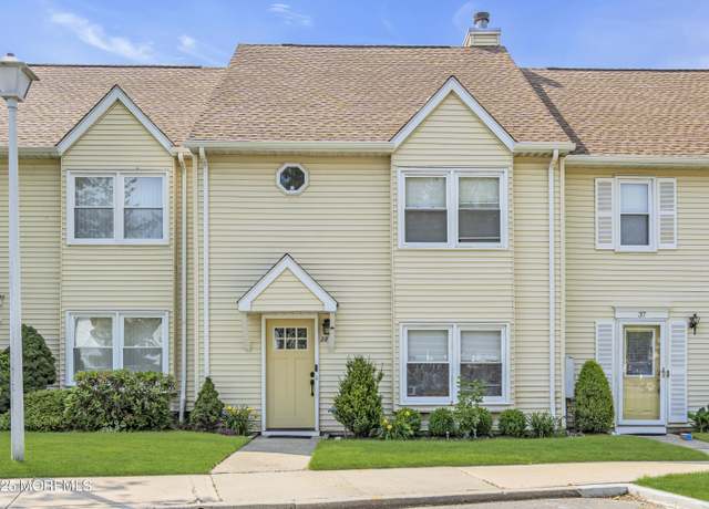 Property at 39 Colonial Ct, Jackson, NJ 08527, 3 beds, 2.5 baths