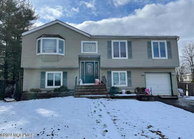Property at 1261 Medina Rd, Lakewood, NJ 08701, 5 beds, 3 baths
