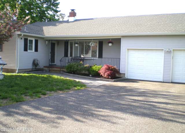 Property at 113 Holly Tree Ln, Toms River, NJ 08753, 4 beds, 2 baths