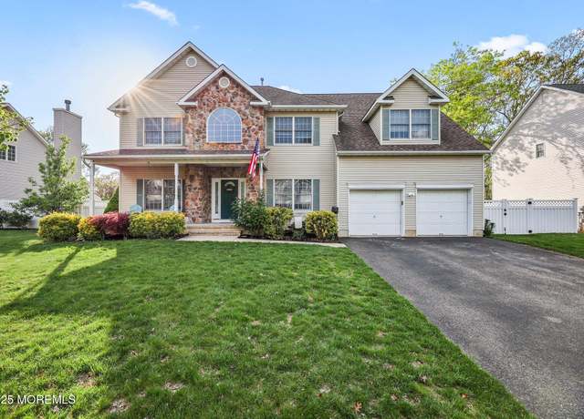 Property at 14 Regina Dr, Brick, NJ 08724, 5 beds, 3.5 baths