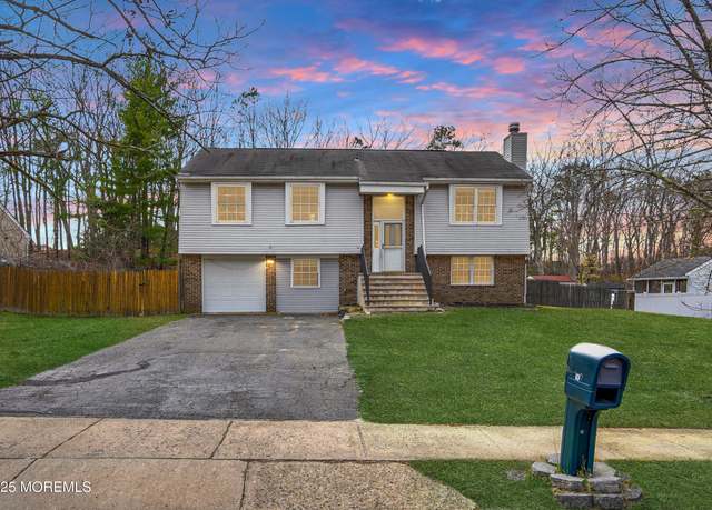 Property at 86 Buckingham Dr, Jackson, NJ 08527, 4 beds, 1.5 baths