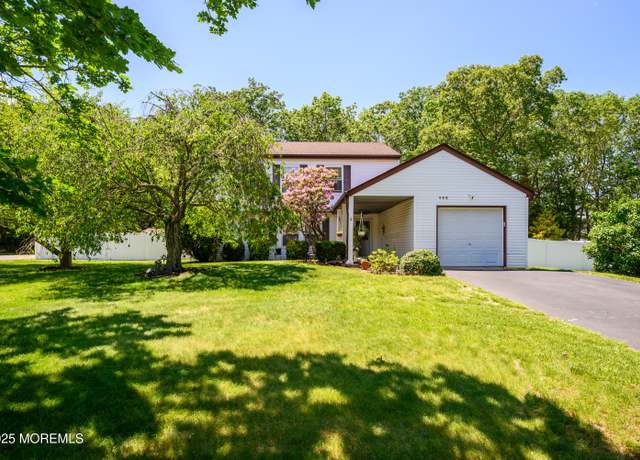 Property at 102 Buckingham Dr, Jackson, NJ 08527, 4 beds, 1.5 baths