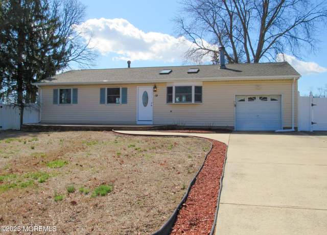 Property at 19 Dogwood Ln, Toms River, NJ 08753, 3 beds, 1.5 baths