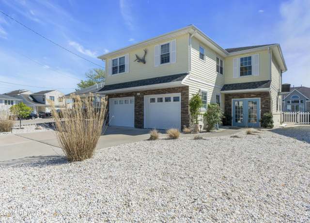 Property at 8 Clearwater Way, Toms River, NJ 08753, 3 beds, 3 baths
