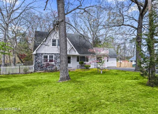 Property at 3 Lakeview Dr, Howell, NJ 07731, 4 beds, 2 baths
