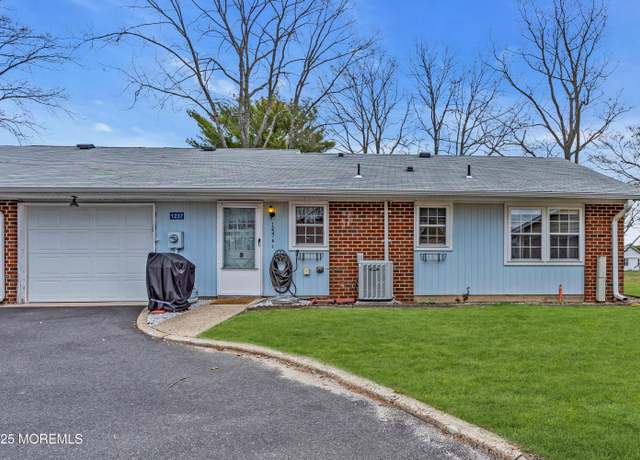 Property at 1237A Hamilton Ct, Lakewood, NJ 08701, 2 beds, 1 bath
