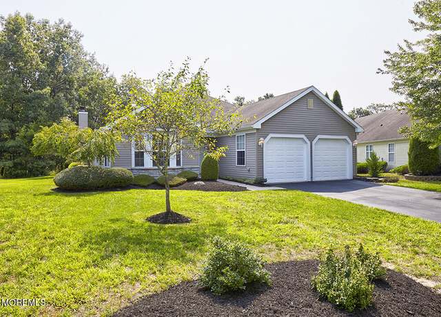 Property at 14 Rosewood Ct, Lakewood, NJ 08701, 3 beds, 2.5 baths