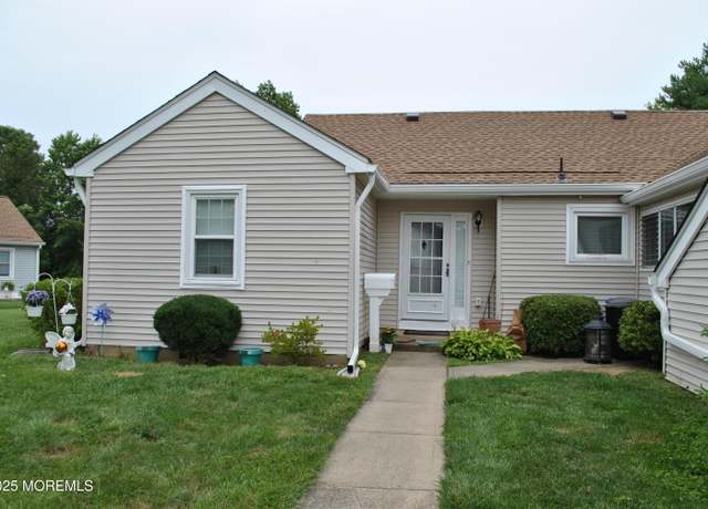 Property at 82 B Parkway Dr, Freehold, NJ 07728, 2 beds, 2 baths