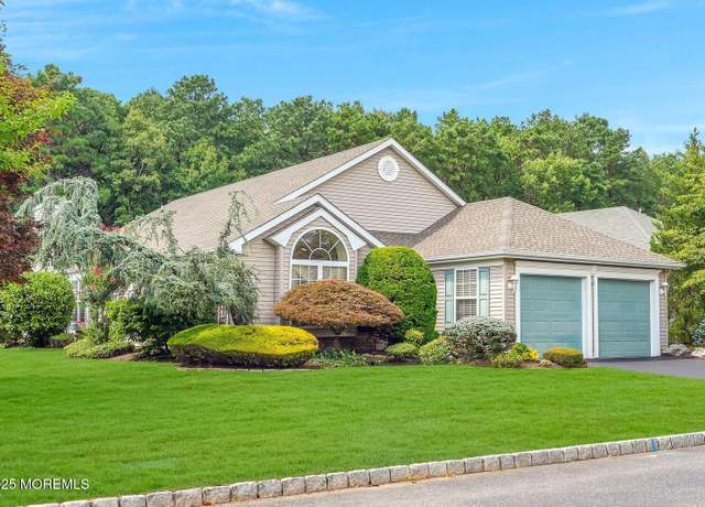 Property at 52 Rosewood Dr, Lakewood, NJ 08701, 2 beds, 2.5 baths