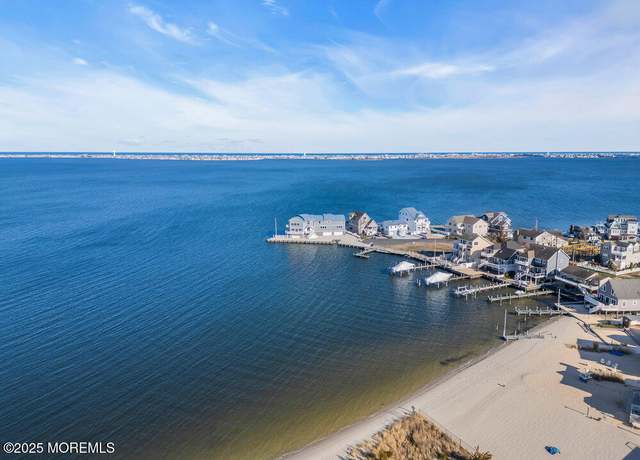 Property at 2 Cove Point Rd, Toms River, NJ 08753, 6 beds, 4.5 baths