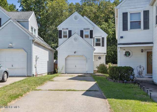 Property at 18 Oak Knoll Dr, Matawan, NJ 07747, 3 beds, 2.5 baths