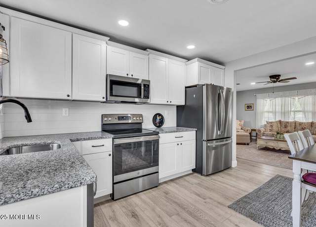 Property at 14B Yorkshire Ct, Manchester, NJ 08759, 2 beds, 1.5 baths