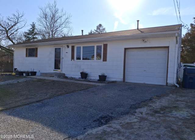 Property at 3 Green Ridge Dr, Toms River, NJ 08757, 2 beds, 1 bath