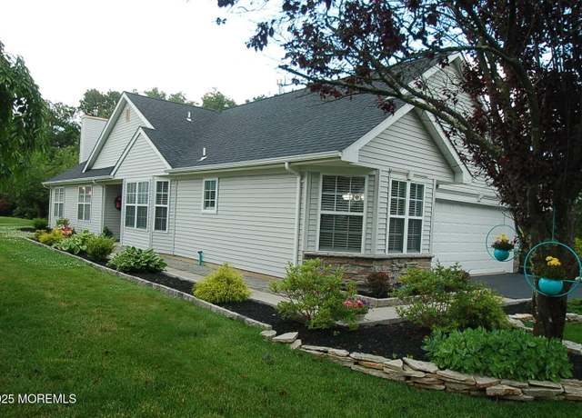 Property at 29 Strawberry Ln, Lakewood, NJ 08701, 2 beds, 2 baths